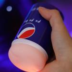 Đồ chơi tình dục nam cầm tay Papa Bei B ngụy trang lon Pepsi, cốc thủ dâm nam thiết kế nhỏ gọn, lõi TPE mềm với cấu trúc bên trong có gân, vỏ ABS cứng cáp, lỗ điều chỉnh khí mở nửa đóng, phù hợp sử dụng cá nhân tại nhà hoặc khi đi xa